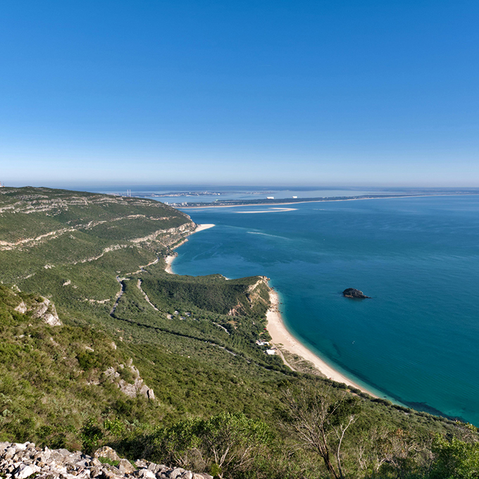 Serra da Arrábida - Respire a tranquilidade da natureza onde o verde da serra encontra o azul do mar.