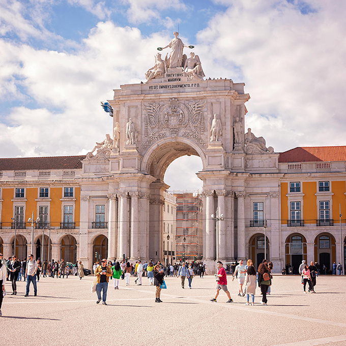Lisboa - Explore a luz única de Lisboa, onde história e modernidade se encontram em cada esquina.