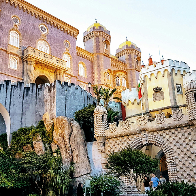 Sintra - Deixe-se encantar por palácios de conto de fadas, paisagens e lendas numa vila cheia de magia.