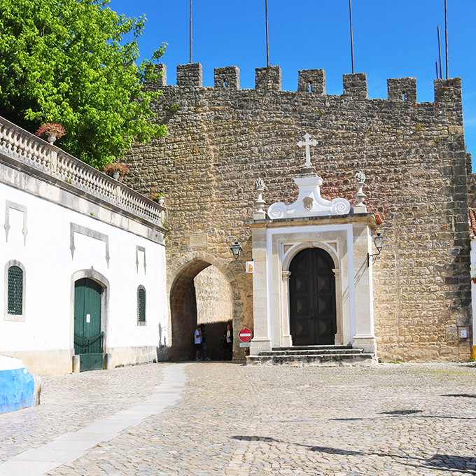 Óbidos - Passeie por ruas medievais e descubra a magia de uma vila que parece saída de um sonho.